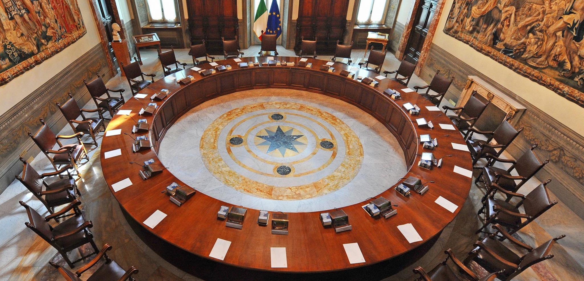 https://upload.wikimedia.org/wikipedia/commons/f/f4/Sala_del_Consiglio_dei_Ministri_%28Palazzo_Chigi%2C_Roma%29.jpg